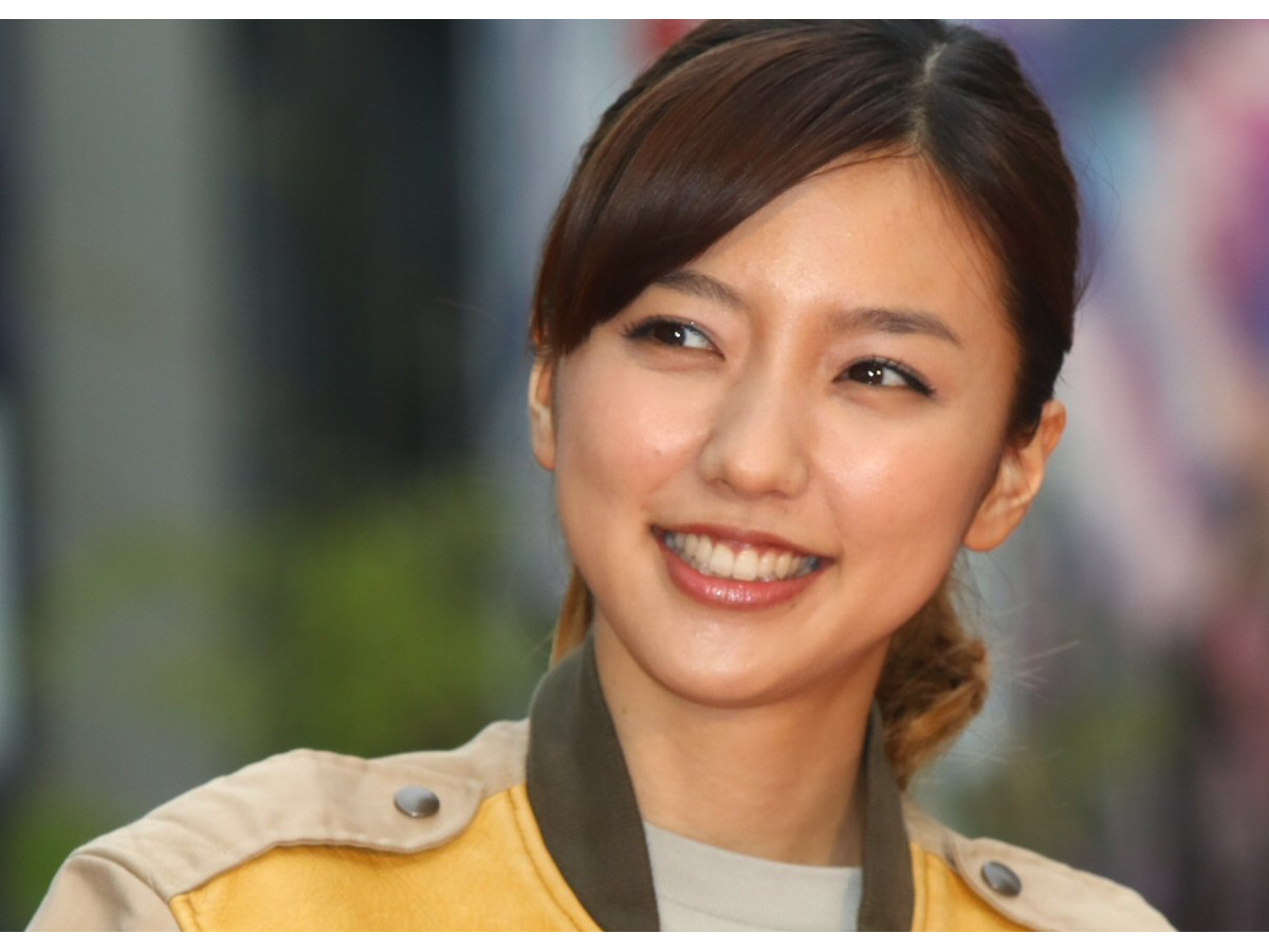 真野恵里菜 9冊目となる写真集発売決定 下着姿のセクシーカット公開 1枚目の写真 画像 Rbb Today