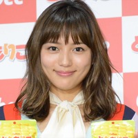 川口春奈がスーツ姿で始球式 ナイスピッチングで リベンジ 達成 2枚目の写真 画像 Rbb Today