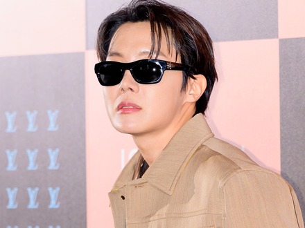 BTS・J-HOPE、ルイ・ヴィトンとのコラボスニーカー公開！独自のスタイルを「存分に楽しんで」