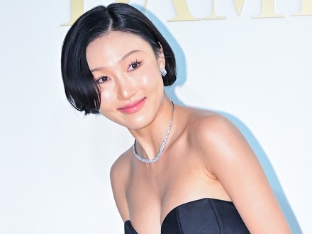 出すスタイル？過激ダンスで“公然わいせつ罪”と告発されたファサ、レースインナー見せドレスで魅了