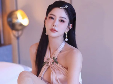 こぼれ落ちそう…“世界で最も美しい顔”2位の韓国女優、胸元オープンドレスでボリューム感あらわ