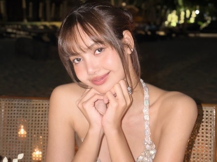 こんなに見せていいの？BLACKPINK・リサ、“肌見せ全開”の海辺ショットで圧巻スタイル「すごすぎ」