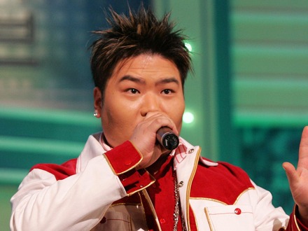 過去にはAI復元も…急性心筋梗塞でこの世を去った韓国男女混成グループのリーダー、17周忌