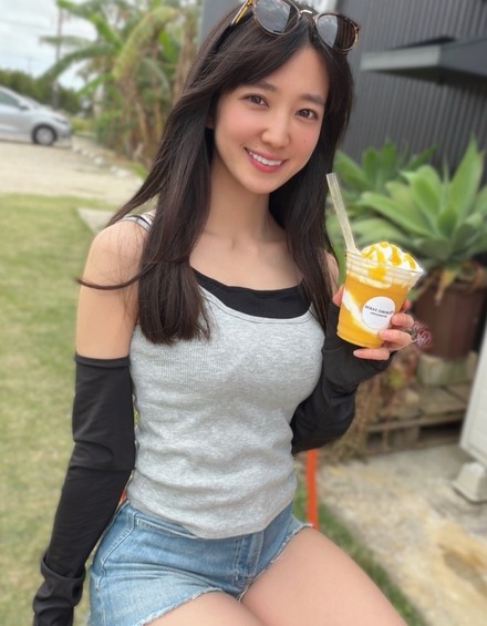 （写真は佐藤あかりの公式インスタグラムから）※所属事務所に掲載許諾をもらっています