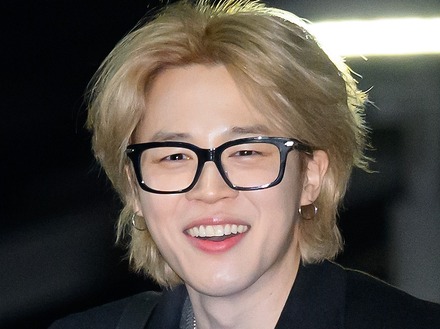 BTS・JIMIN、劇場をお忍び訪問！『プデュ』出身親友のミュージカルデビューの応援に駆け付ける