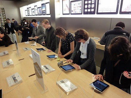 iPad販売開始の店内など