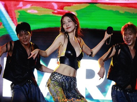 「思い切って全部脱ぐ」発言も話題に！パク・サンダラ、“紐スイムウェア”姿でバカンス楽しむ