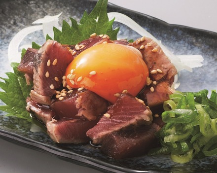 「炭火焼 鰹たたきユッケ」649円（税込）