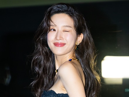 「ほぼ全部見えてる」衣装が話題になった女優ムン・ガヨン、“美デコルテ”あらわなドレス姿で春の女神に