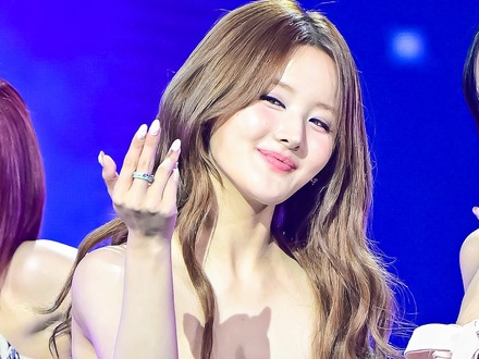 耐えられてる…？ベル、危ういほどの“細ストラップ”で際立つボリューム感「わあすごい！」