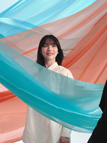 のん、白衣装で透明感際立つ幻想的なCMオフショに「抜群の可愛さ」「存在感がスゴイ」の声