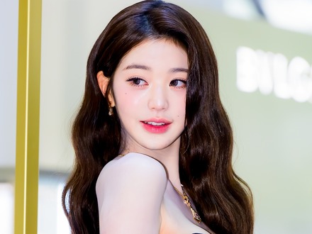 細いだけじゃない…IVE・ウォニョン、ピチッとウェアの“上向き美尻”に絶賛の声「AI超え」「さすが」