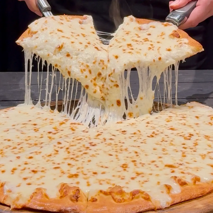 コップ約10杯分のとろ~りチーズ「ほぼ1kgウルトラチーズ」