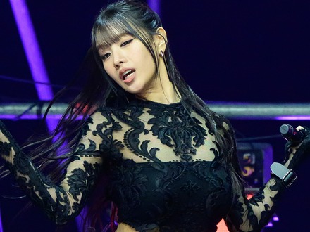 はち切れそう…ナッティ、ぴちぴちトップス姿に視線集中「なんてこと!」「気絶しそう」