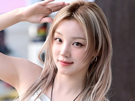 こんなに華奢なのに…ウギ、大胆ベアトップから“意外なボリューム感”あらわ「想像以上」「アメイジング！」