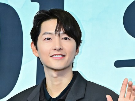 “2児のパパ”俳優ソン・ジュンギ、アメリカで有名作家と交流？自然体の近況写真に注目