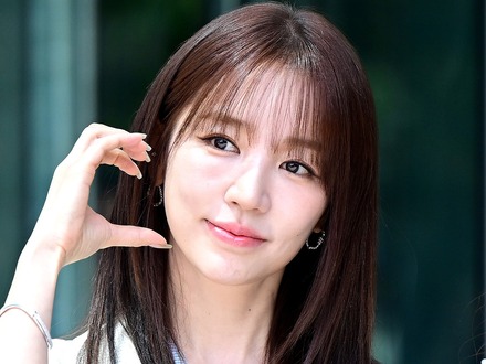 41歳とは思えぬ驚異的スタイル…『コーヒープリンス』女優、ミニ丈で魅せる“黄金美脚”にクギ付け