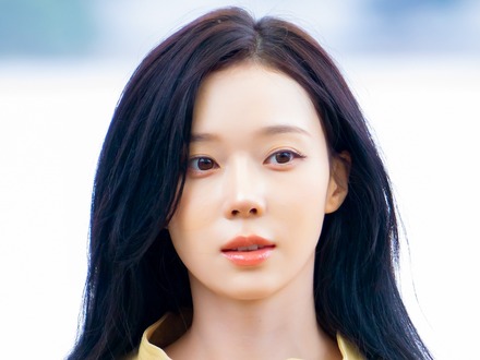 顔の雰囲気も変わった？aespa・ウィンター、オレンジヘアに大胆にイメチェン！新AL準備中の近況