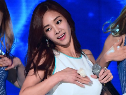 “下半身スキャンダル”で活動休止 福山雅治のカバーもしたG.NA、“結婚説”の次は“出産説”？子供抱く姿公開