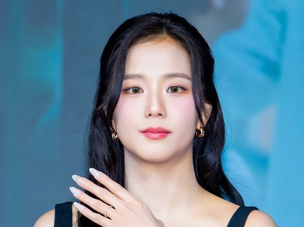 BLACKPINK・ジス、「まったく関係がない」の直後にスケジュール取り消し　“実兄の疑惑”で広がる違和感の正体