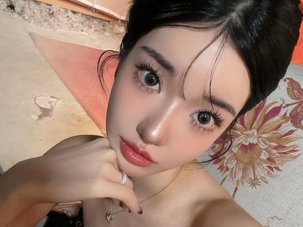“BTSの父”との関係も噂された露出系配信者に拒否感、コラボアイテムの販売中止を「完売」と言い切る図太さ