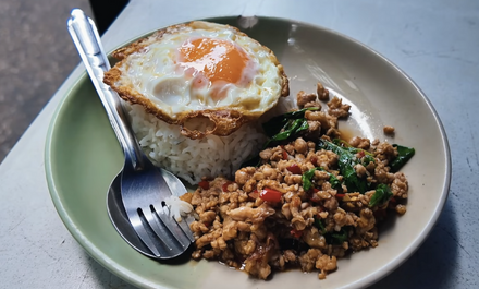 【アジア美食レポート】路地裏50バーツから和牛まで！一度は食べたいバンコク“絶品ガパオ”3選