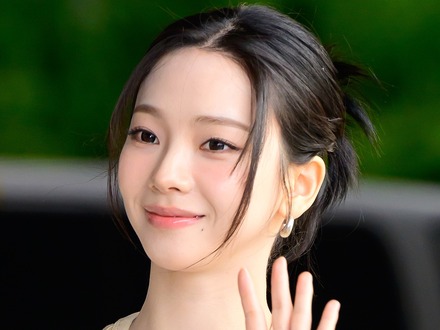 aespa・カリナ、“ピチッ”とへそ出しウェアで隠しきれないボリューム…「MLB」イベントのため上海へ