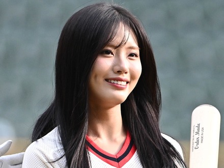 球場に舞い降りた天使…fromis_9・ジウォン、「スポーツアナウンサー体験」に挑戦【独自写真】