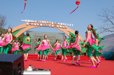 西湖国際茶文化博覧会で踊りを披露する少女たち