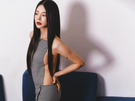 華奢ボディとのギャップが…韓国女性歌手、“胸元ぱっくり”トップスからボリューム感チラ見え