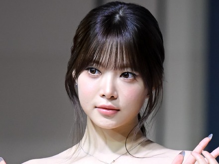 腰までざっくりと…LE SSERAFIM・ウンチェ、透け透けコルセットから“美くびれ”あらわ「眼福です」