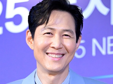 『イカゲーム』俳優イ・ジョンジェ、11年交際“財閥の恋人”と公演デート？目撃談が話題「オーラが…」