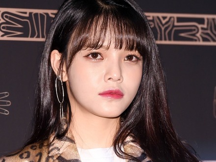 細すぎる腕に刻まれたタトゥー…韓国元アイドル、極限ダイエットのインフルエンサーを彷彿とさせる近影