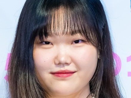 “肥満治療薬”疑惑に悔しさを吐露したことも…兄と活動中の韓国女性歌手、激ヤセビジュ改めて注目
