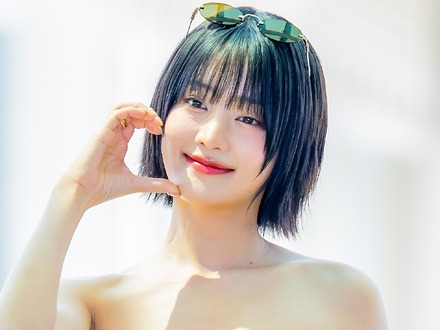 「見えちゃいそう…」サイド全開トップスで“ふくらみの始まり”大胆披露のミンニ、視線独占