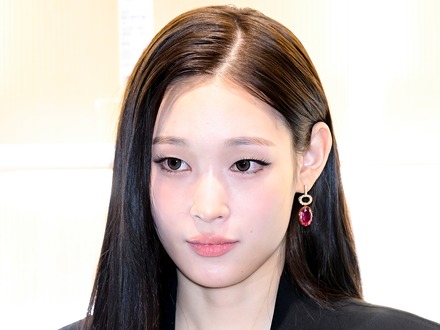 “財閥3世”のK-POPアイドル、米名門コロンビア大卒業へ…清楚なガウン姿の近況公開