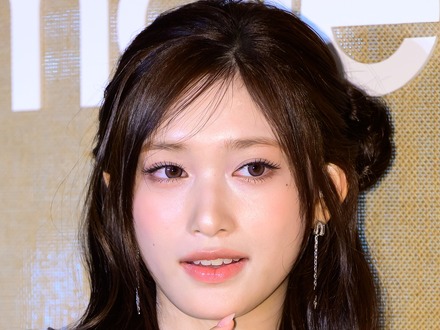 少し大人びた肌見せも…IVE・イソ、純白衣装&日本の高級ジュエリーで見せた透明感