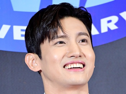 東方神起・チャンミン、日ごとに増す輝き…日本で白タキシード姿披露「かっこよすぎ」