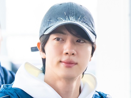 BTS・JIN、遊園地を楽しむ“自然体”ショット公開！ステージとのギャップにファン悶絶…