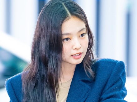 一糸まとわぬアヴァンギャルドな姿も…BLACKPINKジェニーとCHANELの縁、雑誌カバーに登場