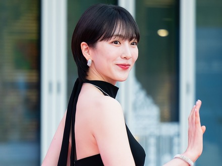 “ピチッ”と衣装でメリハリ体型あらわ…KARA・ジヨン、「スタイル抜群」なオフショット公開!