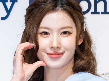 TWICE・サナ、人気アイドルとの“デート”を自慢!密着2ショットに反響殺到「すごい」「かわちい」
