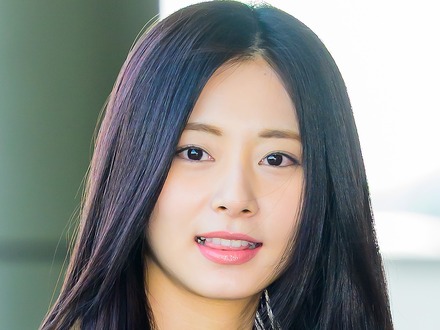 TWICE・ツウィ、透明感あふれる“メガネ姿”にファン歓喜「目がキラッキラ…」「たまんない」