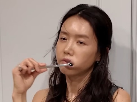 口の臭さに自分でもびっくり!? スタッフに口臭をかがせる場面も、韓国女優が独自の徹底ケアを披露