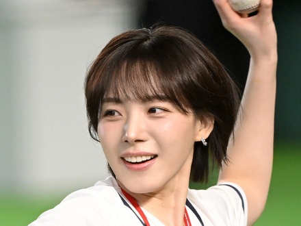 愛称“太もも女神”らしく存分に披露!韓国チア、“ほぼ素肌”の迷彩ルックをキュートに着こなし