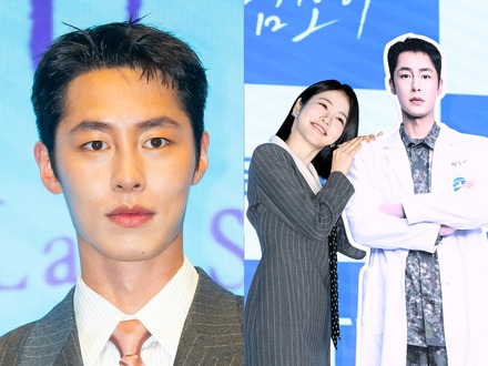 兵役中なのに会場に登場!? 俳優イ・ジェウク、主演ドラマ制作発表会に“等身大パネル”で参加