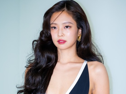 上半身の布面積が…BLACKPINK・ジェニー、みぞおちまで丸見え“ギリギリ”衣装で視線独占