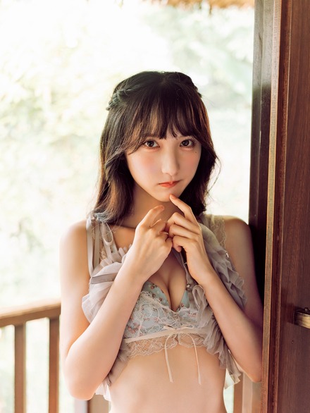 『AKB48長友彩海1st写真集 予定外の瞳』(KADOKAWA)撮影:下田直樹