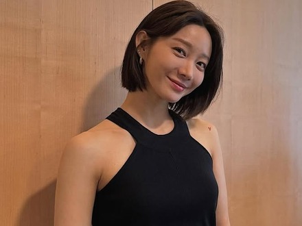 ボンキュッボン肉体美！双子育てるシンママ韓国女優、魅惑のスイムウェア姿でプールサイドに降臨