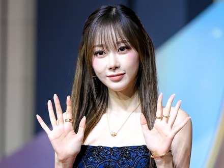 アンダーウェアだけ…aespa・ジゼル、地面に寝そべり“キケン”なポーズ「気絶」「わーお」